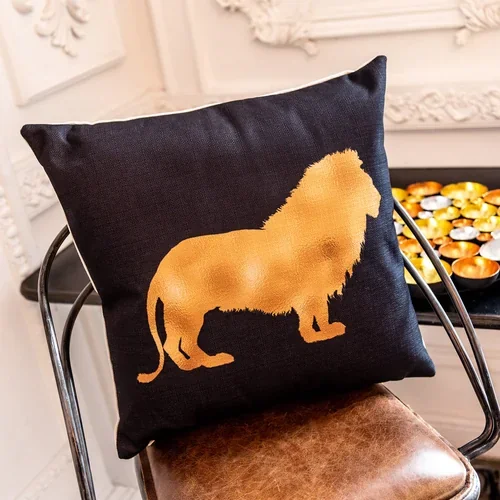 Интерьерная подушка «Золотой лев»