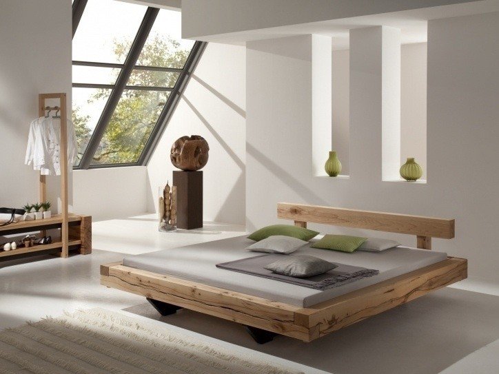 светлая спальня в мансарде дома с мебелью из массива.jpg