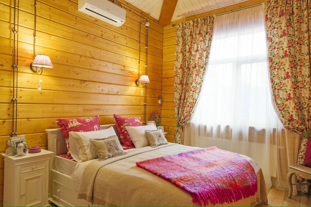 спальня в бело-малиновых тонах в деревянном доме