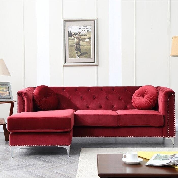 белая гостиная с ярким красным бархатным диваном.jpeg