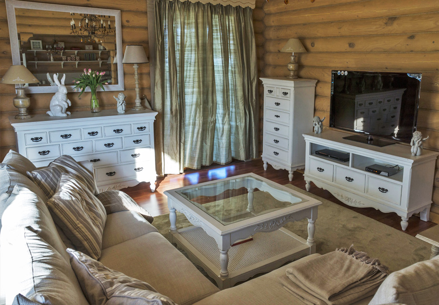 гостиная с белой мебелью в деревянном доме