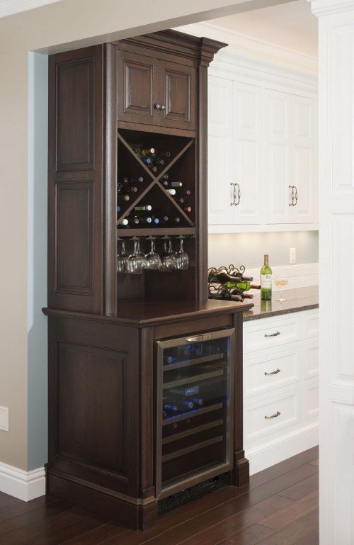 шкафчик для хранения вина в темном дереве с холодильником.jpg