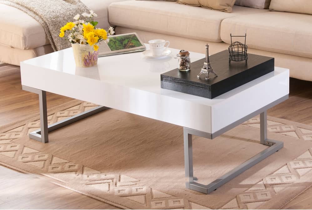 журнальный столик с белой ламинированной столешницей с металлическими ножками серебрянного цвета.jpeg