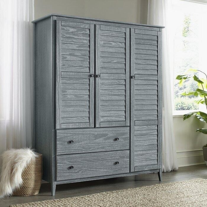 серый деревянный гардероб с одной высокой, двумя короткими жалюзийными дверцами и двумя ящиками.jpeg