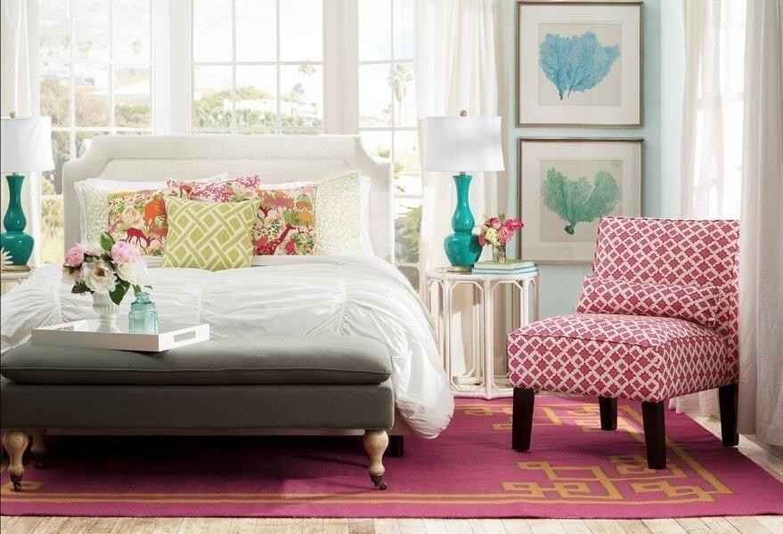 Розовый дизайн спальни с бирюзовым деталями.jpeg