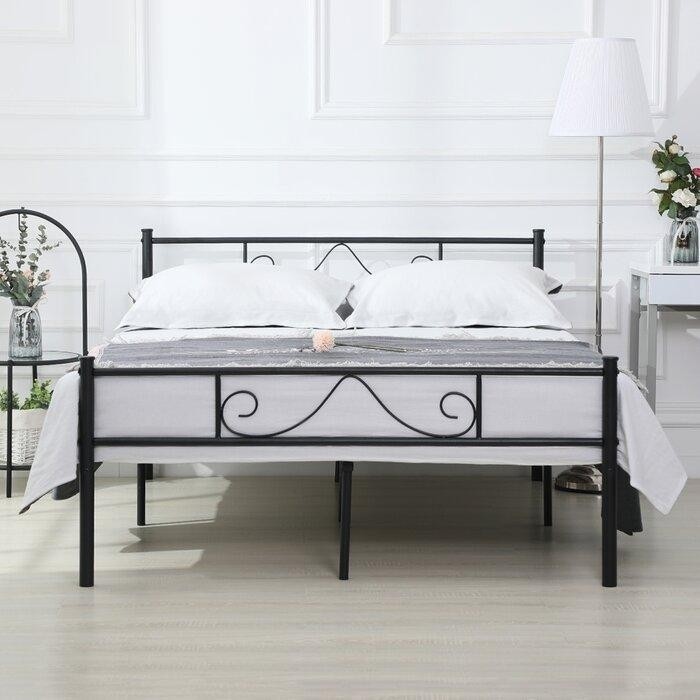 черно-белая спальня с металлической кроватью и металлическим прикроватным столиком.jpeg