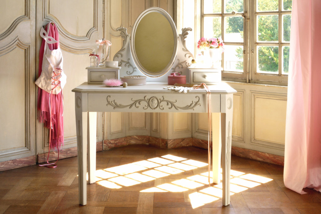 белый туалетный столик с камеями и настольное зеркало с двумя ящичками.jpg