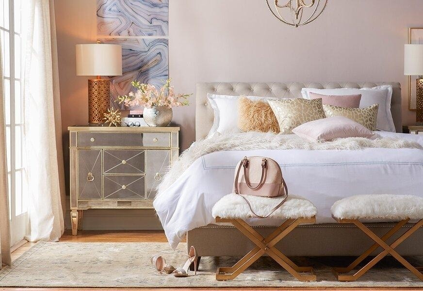 Спальня в розовом цвете с золотыми акцентами.jpeg