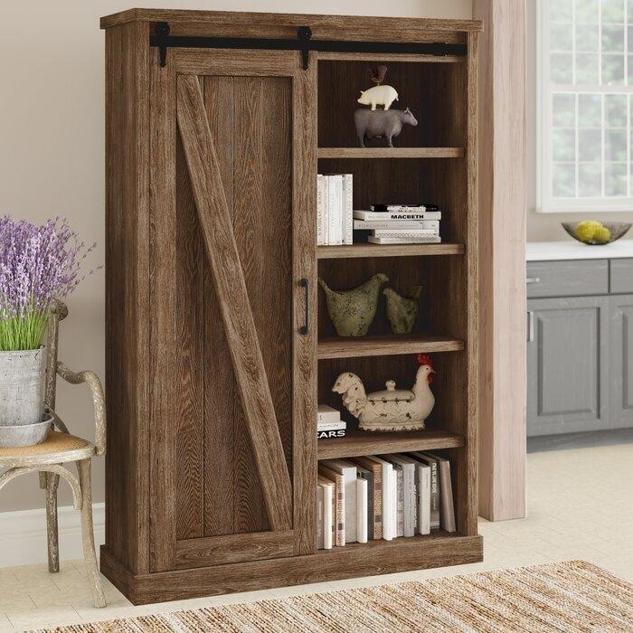 невысокий книжный шкаф из состаренного дерева с дверью-купе.jpeg