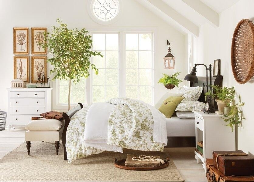 Белая спальня с оливково-зелёными деталями.jpeg